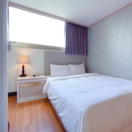 Chrysler Hotel Taipei Bagian luar foto