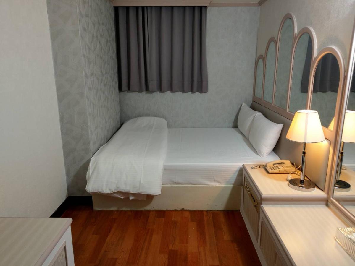Chrysler Hotel Taipei Bagian luar foto
